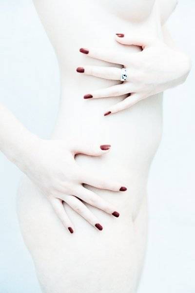Naga kobieta i czerwień paznokci